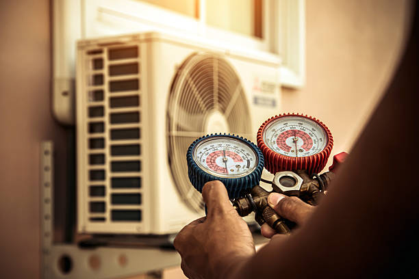 Professional Hvac technician working in Petersburg, KY